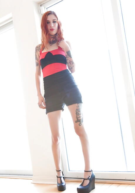 Stunning redheaded Mabel shows some fetish 